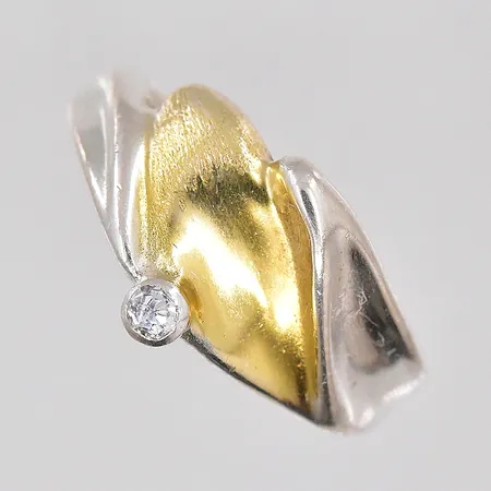 Ring med vit sten, stl 15¾, 925/1000 silver Vikt: 3,8 g