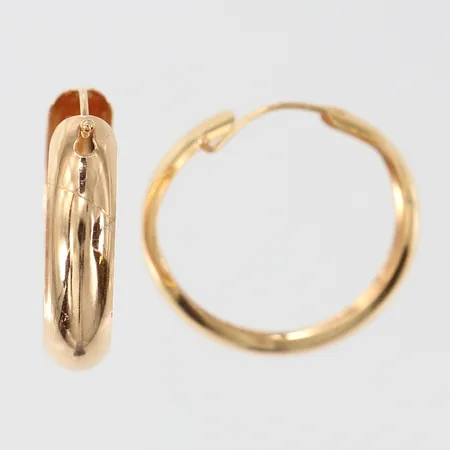 Ett par örhängen Creoler, Ø21mm, bredd ca 5mm, varav en buckligt, 18K Vikt: 1,5 g