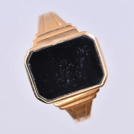 Klackring med Onyx platta, stl 21, bredd 3-15 mm, 18K. Vikt: 7 g