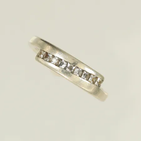 Ring med vita stenar stl 18¾ bredd 3-5,3mm GHA Silver 925/1000 Vikt: 3,9 g