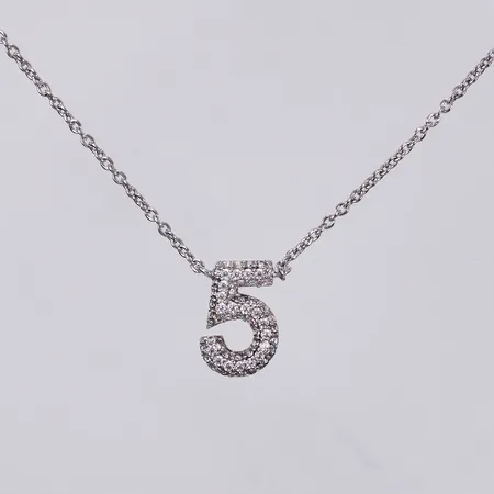 Collier längd ca 42-46cm, bredd ca 1mm, sifrra 5 med vita stenar längd ca 15mm, 925/1000 silver Vikt: 4,1 g