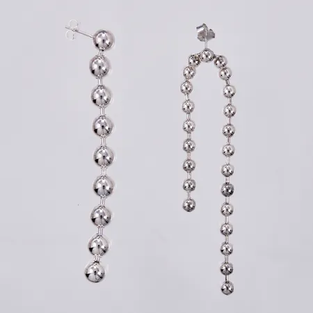 2 Omaka örhängen längd ca 8,8cm, bredd ca 8mm, samt längd ca 6-8,3cm, bredd ca 5mm, 925/1000 silver Vikt: 14,6 g