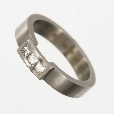 Ring med prinsesslipade diamanter 3 x ca. 0,12ct, stl: 18½, bredd: 4,2mm, gravyr, titan