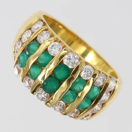 Ring med vita och gröna stenar, stl: 17, bredd 3,5-10,5mm, 18K. Vikt: 7,3 g