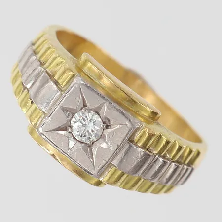 Ring med briljantslipad diamant 1 x ca 0,15ct, stl: 19¼, bredd 4-10,5mm, skev, tvåfärgat  18K.  Vikt: 11,6 g