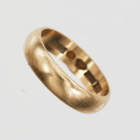 Ring slät, stl: 16¾, bredd: 4,5mm, B. Grönf. Avesta Guld & Silversmide, Avesta 1960, gravyr, 18K guld Vikt: 4,3 g