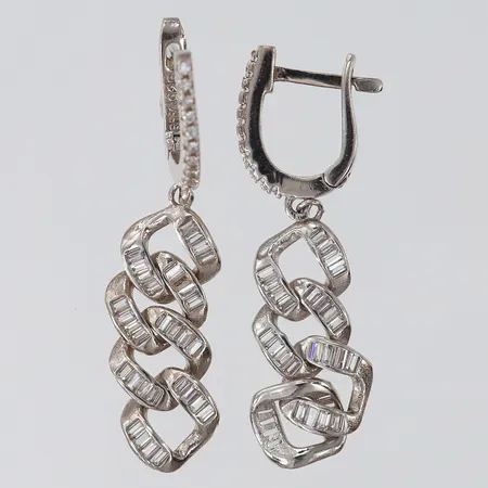 Ett par örhängen med vita stenar, längd 40mm, bredd ca 1,5-9mm, en sten saknas, 925/1000 silver Vikt: 5,6 g