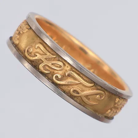 Yrkesring stl 17¾, gravyr, 18K Vikt: 7,5 g