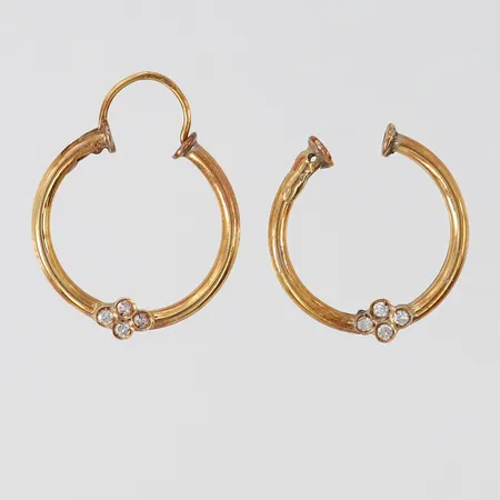 Ett par örhängen med vita stenar, Ø15mm,  defekt, 14K Vikt: 1,2 g