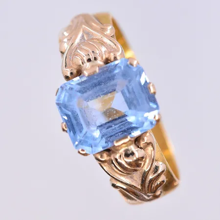 Ring med blå sten, stl 17½, bredd 6 mm, 23K. Vikt: 7,5 g