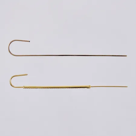 2 Omaka örhängen i förgyllt silver, varav 1 med vita stenar, längd ca 79mm, bredd ca 1mm, silver Vikt: 1,9 g