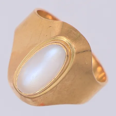 Ring med sliten troligen månsten stl 18¾, importstämpel, 18K Vikt: 5,2 g