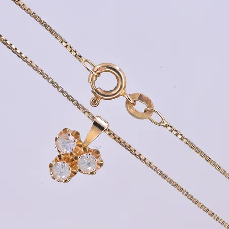 Kedja Venezia med hänge vita stenar, längd på kedja 38,5 cm och bredd 1 mm, längd på hänge 13 mm och bredd 9 mm, 18K. Vikt: 2,9 g