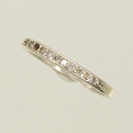 Ring med vita stenar, stl 17 bredd 2,2mm ojämn skena sten saknas Silver 925/1000 Vikt: 1,5 g