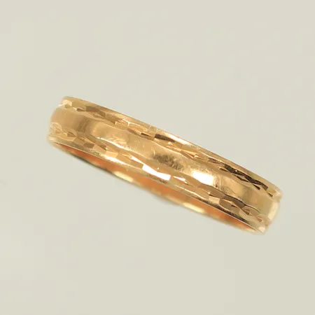 Ring med mönster stl 16¾ bredd 3,5mm gravyr 18K Vikt: 1,7 g