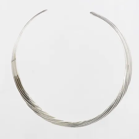 Collier med dekor i relief, stelt, Ø 120mm, bredd: 19-9mm, importstämpel, 925/1000 silver Vikt: 33,6 g