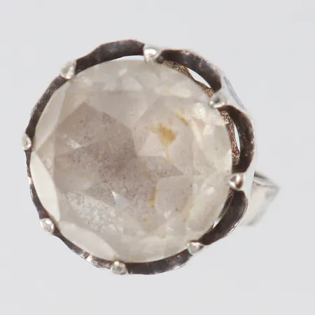 Ring med vit sten, stl: 17¾, bredd 4-19mm, justerbar storlek, bucklig, Silver 830/1000. Vikt: 8,5 g