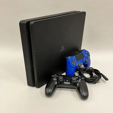 Playstation 4 med 2 handkontroller, serienummer: 03-27452439-6121847, strömkabel, usb-kabel, handkontroller slitna Skickas med postpaket.