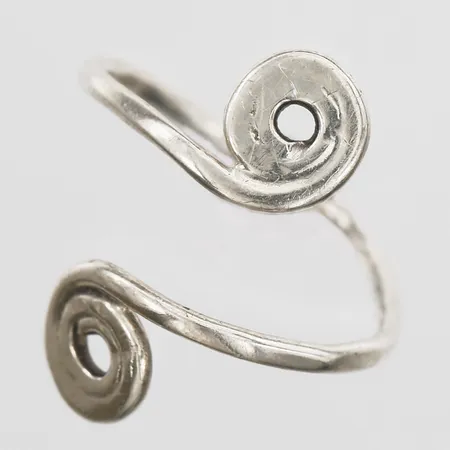 Ring, stl: 18¾, bredd: 2-23mm, skev skena, silver Vikt: 2,2 g