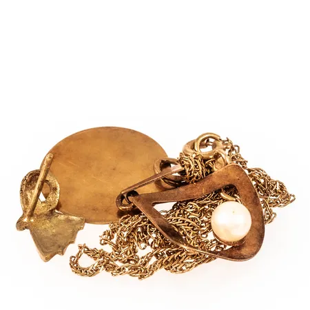 Diverse defekt/graverat guld i 18K. Vikt: 4,4g. 