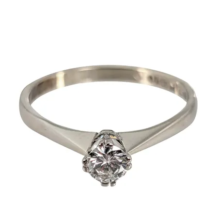 Diamantring, 18K vitguld, Diamant 0,28ct - stämplat på skenans insida, Guldfynd (GFAB), svensk kontrollstämpel, Ø18¾ mm, bredd 2-5 mm, fint skick Vikt: 2,7 g