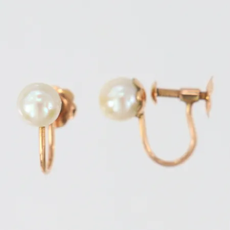 Ett par örhängen med odlade pärlor, Ø5,5mm, skruvlås, 14K. Vikt: 1,3 g