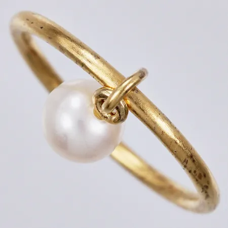 Ring JK med odlad pärla Ø 6mm, stl: 16½, bredd ca 1mm, 925/1000 förgyllt silver Vikt: 1,3 g