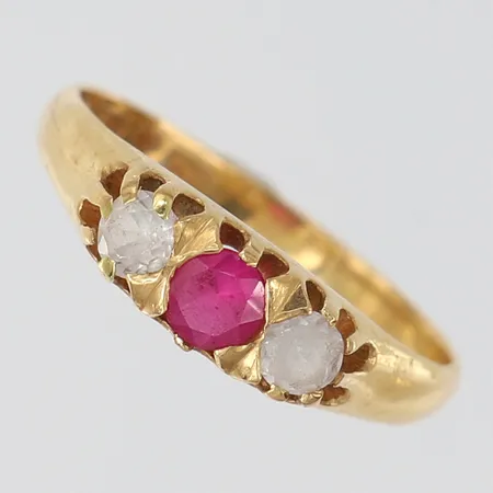 Ring med röd och vita stenar, stl: 18, bredd 2,3-5mm, 18K. Vikt: 2,9 g