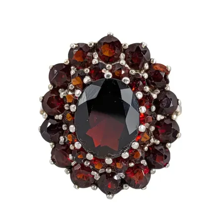 Ring, silver 835/1000, Granater, något svag förgyllning, Ø17,0 mm, skena bredd 2 mm, stor dekor 21x18,5 mm, stenar utan anmärkning, svensk kontroll/importstämpel på skenans utsida Vikt: 4,2 g