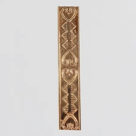 Hänge, längd inkl ögla ca 31mm, bredd ca 5,5mm, ostämplad, 18K Vikt: 1,9 g