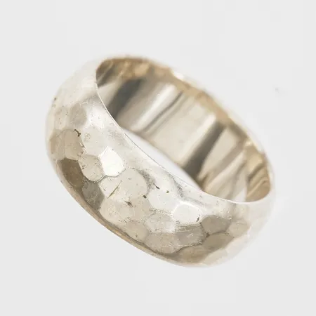 Ring med hamrad dekor, stl: 18, bredd 7mm, silver 925/1000 Vikt: 7,7 g