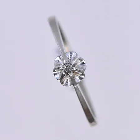 Ring med vit sten, stl 16¼, bredd 1-5 mm, vitguld, 18K. Vikt: 1 g