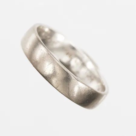 Ring slät, stl: 19, bredd: 5mm, Schalins, gravyr, skev skena, 18K guld Vikt: 6,6 g