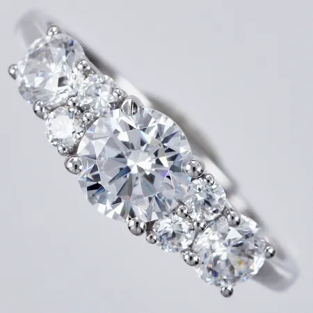 Ring med vita stenar, stl: 17½, bredd ca 2-6mm, 18K,  Vikt: 2,7 g