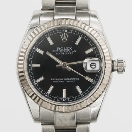Damur Rolex Oyster Perpetual Datejust, midsize,Ø 31mm, datum, snr: M131711, ref-nr: 178274, boett-nr: 2300, cal. 2235, verk-nr: 2190144, länk-nr: 216, stål, oysterlänk, innermått ca 17cm, viklås Easylink nr. PJ4, ring i 18K vitguld, repigt glas, defekt krona, akut behov av service, inga tillbehör.