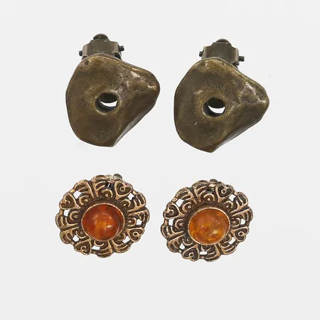 Två par örhängen, bärnsten, Ø 20mm & 22mm, brons