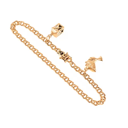 Armband Bismarck i 18K guld med två berlocker. Det är 21 cm långt, 4,5 mm brett och väger 9,2g. Kistlås. 