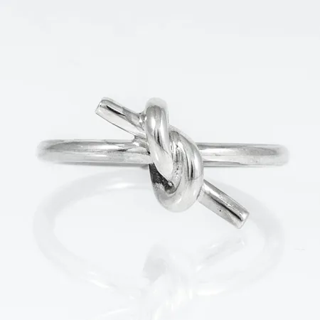 Ring i silver (925/1000). Den är i storlek 18½, är 2 - 11 mm bred och väger 3,4g. 