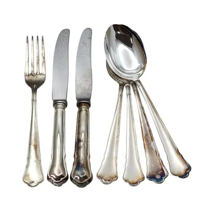 Silverbestick, 7 delar, 830/1000, knivar med stål i bladen, bruttovikt 322,6 gram (varav knivarna väger 108,5 gram) Vikt: 322,6 g