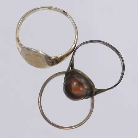 3 Ringar varav en med sten stl 17,18,19 slitage silver 835/1000 vikt 10,6g Vikt: 10,6 g