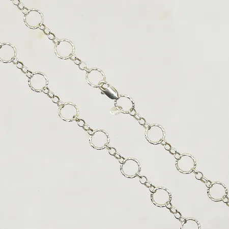 Collier med ringar, längd 51 cm, bredd 4-8 mm, 925/1000 silver. Vikt: 12 g