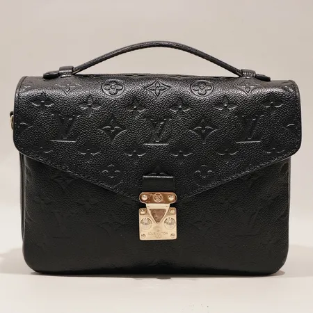 Väska Louis Vuitton, Pochette Métis, svart monogramcanvas, beslag i gulmetall, mått ca 25 x 19 x 7 cm, avtagbar axelrem, datumkod, kvitto från Louis Vuitton New Bond street 2018, bruksslitage, slitet skinn i hörnen, fläckar på fodret, slitage på lås, dustbag, kartong Skickas med postpaket.