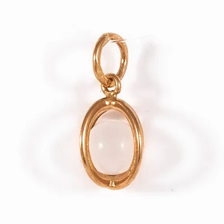 Hänge i 18K guld med vit halvgenomskinlig kula (skall efterlikna månsten, månadssten för juni månad). Det är 8 mm brett, 13,5 mm långt inkl. ögla och väger 0,6g.