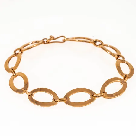 Armband i 18K guld. Det är 20 cm långt, 11,2 mm brett och väger 15,4g. Kroklås. Tillverkat 2001 av Rikard Waterval i Vällingby.