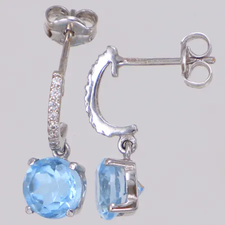 Ett par örhängen med vita och blå stenar möjligen topas, längd 17mm, bredd 6mm, GHA, vitguld, 18K Vikt: 1,7 g