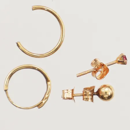 Fyra örhängen, defekta, 18K Vikt: 0,7 g