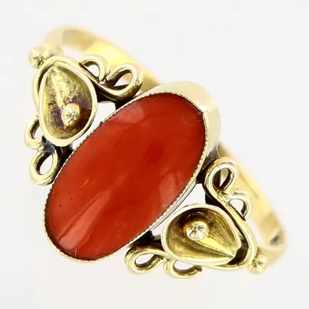 Ring med röd sten, stl 17½, bredd framtill ca 12mm, slitage, 14K Vikt: 1,7 g