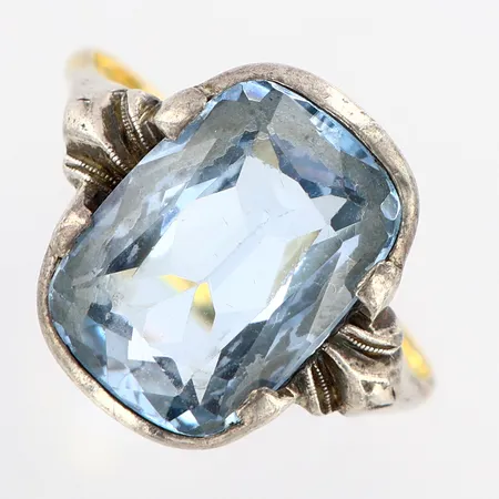 Ring med blå sten i silverinfattning, stl 19¾, bredd framtill ca 14mm, skena i 18K Vikt: 4,3 g