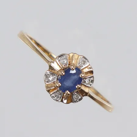 Ring i carmosé med blå sten samt diamanter 6xca0,005ct stl 17 bredd 1-8mm GFAB 18K Vikt: 1,3 g