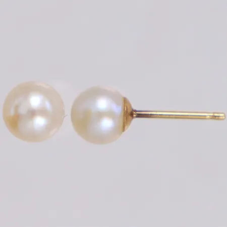 Ett par örhängen med pärlor Ø6,6-6,7mm, snurrebussar saknas, 18K Vikt: 1,2 g
